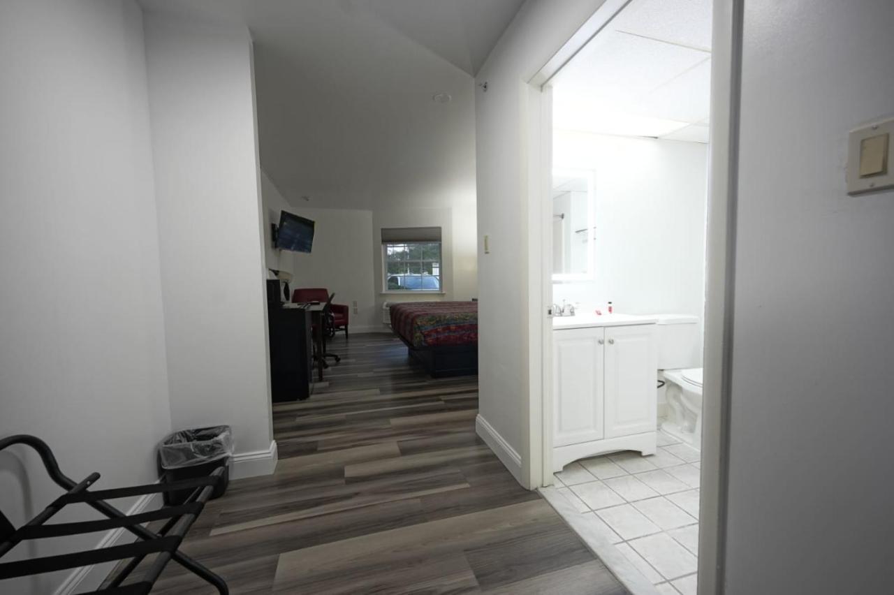 Greenwoods Inn & Suites Berlin Bagian luar foto
