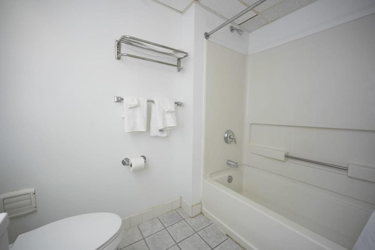 Greenwoods Inn & Suites Berlin Bagian luar foto